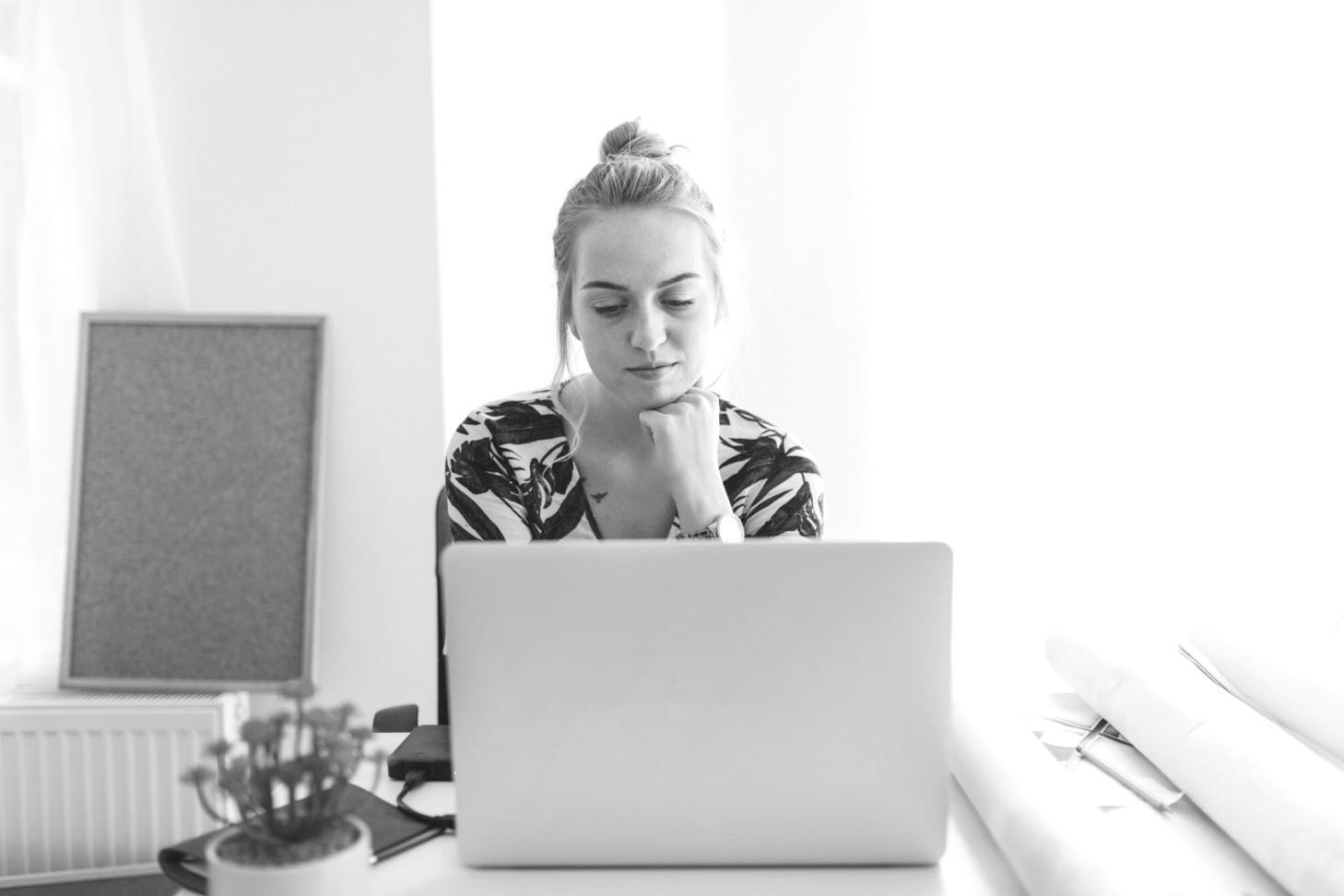 Команда специалистов анализирует логистические процессы